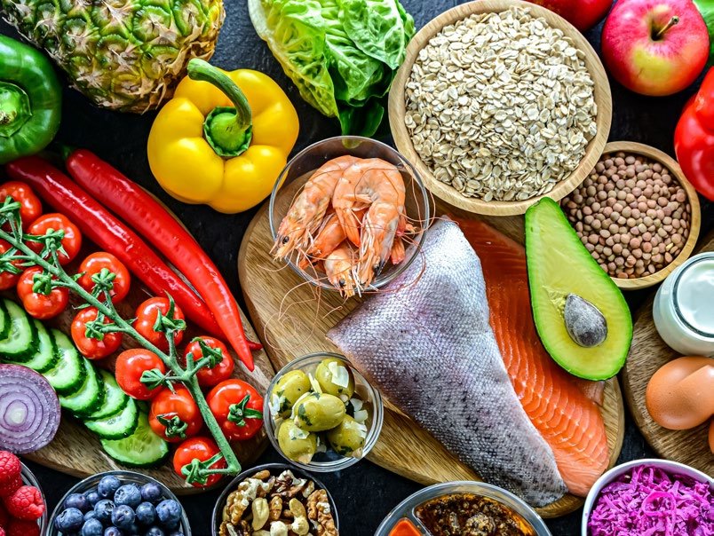 Gesunde Lebensmittel: Gemüse, Obst, Fisch, Hülsenfrüchte