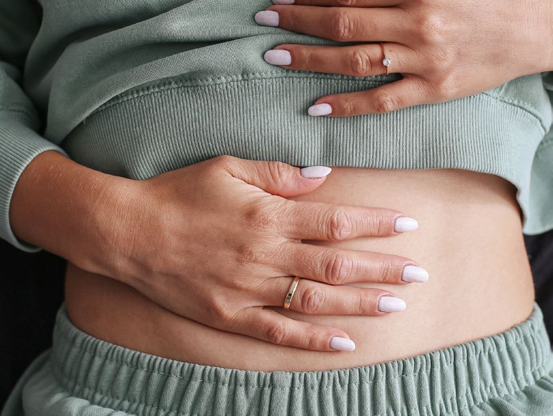 Hände auf einem Bauch