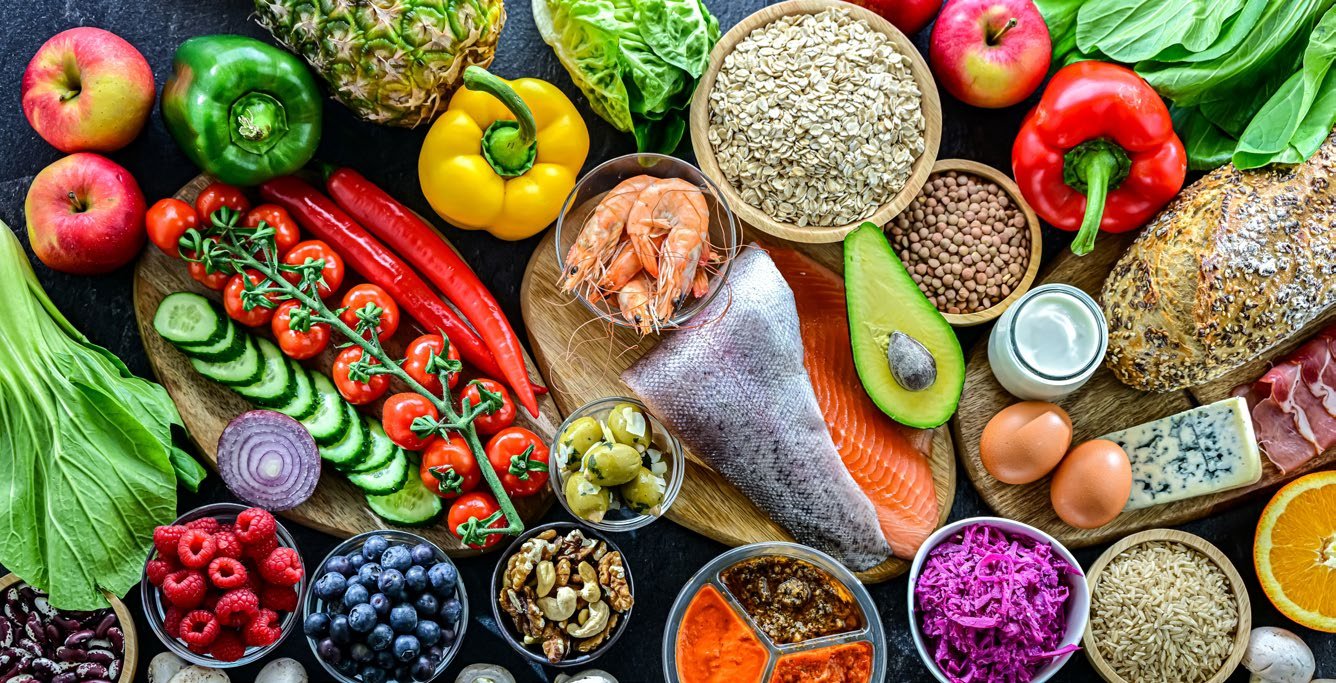 Gesunde Lebensmittel: Gemüse, Obst, Fisch, Hülsenfrüchte