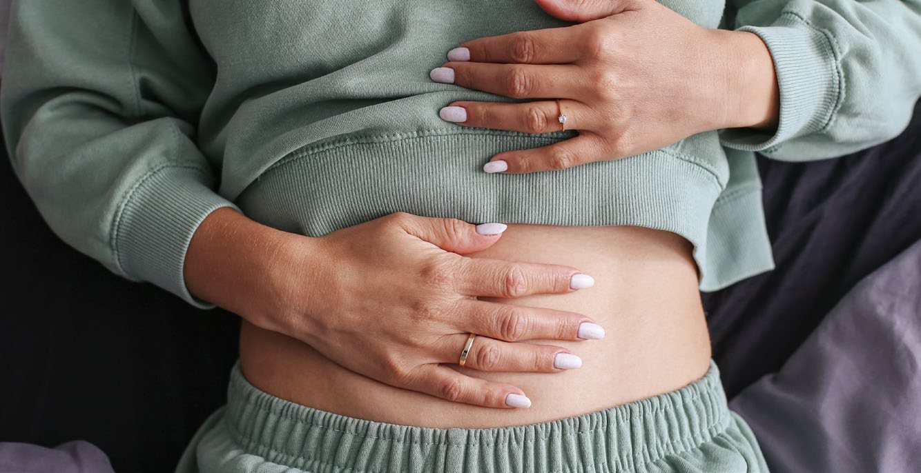 Hände auf einem Bauch